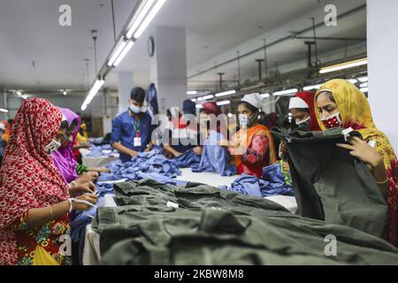 Am 25. Juli 2020 arbeiten Arbeiter in einer Bekleidungsfabrik in Dhaka. (Foto von Ahmed Salahuddin/NurPhoto) Stockfoto