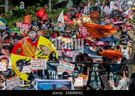 Demonstranten heben ihre Plakate während eines Protestes gegen die Rede des philippinischen Präsidenten Rodrigo Duterte zur Lage der Nation 5. (SONA) am 27. Juli 2020 in Quezon City, Philippinen. Es wird erwartet, dass Präsident Duterte den Fahrplan des Landes zur Erholung von der Pandemie auf der Batasang Pambansa in Quezon City vorstellen wird. Nur 50 Personen dürfen sich physisch am Veranstaltungsort präsentieren. Die philippinische Vizepräsidentin Leni Robredo wurde nicht zur Teilnahme an der SONA eingeladen.(Foto: Lisa Marie David/NurPhoto) Stockfoto