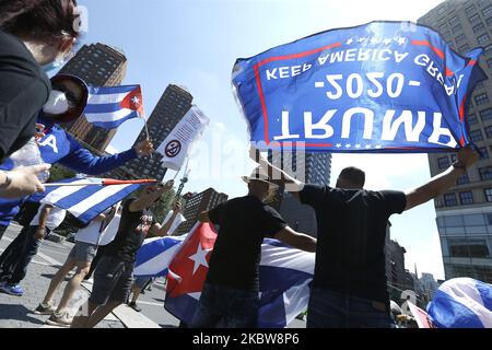 Am 26. Juli 2020 versammelten sich die Demonstranten auf dem Union Square in New York City gegen US-Wirtschafts- und Reisesanktionen gegen Kuba. Demonstranten gegen die kubanische Regierung und zur Unterstützung des US-Präsidenten Trump haben mit Kubanern zusammengetroffen, die sich gegen die US-Wirtschaftsblockade und Washingtons Anschuldigungen aussprechen, kubanische Ärzte, die in verschiedene Länder geschickt wurden, um gegen COVID-19 zu kämpfen, seien ihre Regierungssegen. (Foto von John Lamparski/NurPhoto) Stockfoto