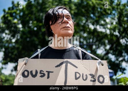 Ein Protestler mit einem Plakat, das den Sturz des philippinischen Präsidenten Rodrigo Duterte fordert, schließt sich einem Protest an, bevor Präsident Duterte am 27. Juli 2020 seine Rede zur Lage der Nation (SONA) aus dem Jahr 5. in Quezon City, Philippinen, hält. Es wird erwartet, dass Präsident Duterte den Fahrplan des Landes zur Erholung von der Pandemie auf der Batasang Pambansa in Quezon City vorstellen wird. Nur 50 Personen dürfen sich physisch am Veranstaltungsort präsentieren. Die philippinische Vizepräsidentin Leni Robredo wurde nicht zur Teilnahme an der SONA eingeladen.(Foto: Lisa Marie David/NurPhoto) Stockfoto