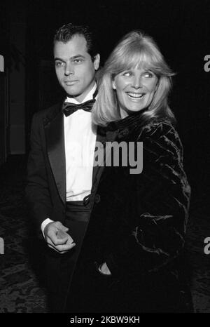 Linda Evans und George Santo Pietro bei den Eddie Awards 1981 im Beverly Hilton Hotel in Beverly Hills, Kalifornien 21. März 1981 Quelle: Ralph Dominguez/MediaPunch Stockfoto