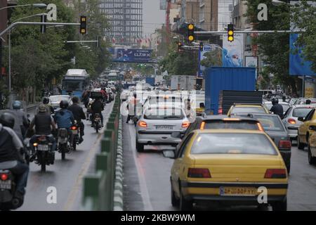 Blick auf eine geschäftige Straße in einem Geschäftsviertel von Teheran nach dem Ausbruch der neuen Coronavirus-Krankheit (COVID-19) im Iran, 25. April 2020. (Foto von Morteza Nikoubazl/NurPhoto) Stockfoto