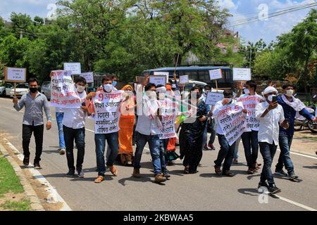 Stammesaktivisten nehmen an einer Kundgebung Teil, während sie gegen ihre Forderung vor dem Hotel protestieren, in dem Rajasthan-Chefminister Ashok Ghelot zusammen mit Kongressführern und MLAs in Jaipur, Rajasthan, Indien, im Juli 26,2020, übernachten. (Foto: Vishal Bhatnagar/NurPhoto) Stockfoto