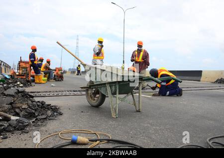 Bauarbeiter vor Ort, da am 26. Juli 2020 in Lagos mit den laufenden Reparaturarbeiten an der dritten Festlandbrücke begonnen wird. Nigeria, insbesondere zwischen den Spitzenzeiten von 6,30am und 7pm, da viel mehr Passagieren geraten wird, über alternative Routen und Wasserstraßen zu reisen, während die teilweise Schließung der dritten Festlandbrücke von Lagos dauert. (Foto von Olukayode Jaiyeola/NurPhoto) Stockfoto