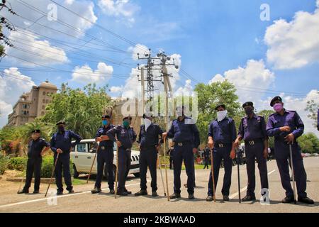 Sicherheitspersonal steht vor einem Hotel, in dem Rajasthan Chief Minister Ashok Ghelot zusammen mit Kongressführern und MLAs bleiben, in Jaipur, Rajasthan, Indien, Juli 27,2020.(Foto von Vishal Bhatnagar/NurPhoto) Stockfoto