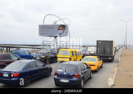 Pendler, die nach den laufenden Reparaturarbeiten an der dritten Festlandbrücke am 26. Juli 2020 in Lagos im Verkehr gefangen sind, beginnen. Nigeria, insbesondere zwischen den Spitzenzeiten von 6,30am und 7pm, da viel mehr Passagieren geraten wird, über alternative Routen und Wasserstraßen zu reisen, während die teilweise Schließung der dritten Festlandbrücke von Lagos dauert. (Foto von Olukayode Jaiyeola/NurPhoto) Stockfoto