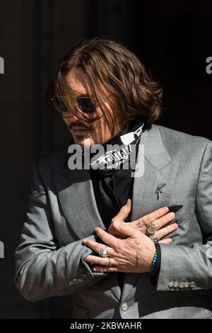 Johnny Depp trifft am letzten Tag der Anhörung zum Verleumdungsverfahren gegen die Zeitung Sun am 28. Juli 2020 in London, England, vor den königlichen Gerichtshöfen ein. Heute wird das Gericht die endgültigen Stellungnahmen von David Sherborne im Namen von Johnny Depp hören, der den Herausgeber der Sun, News Group Newspapers, wegen eines Artikels aus dem Jahr 2018 verklagt, in dem er beschuldigt wurde, während ihrer Ehe gegen Amber gewalttätig gewesen zu sein. (Foto von Wiktor Szymanowicz/NurPhoto) Stockfoto