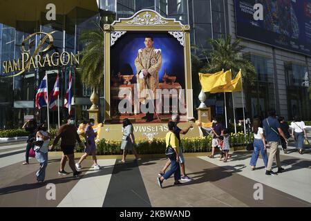 Menschen gehen vor einem Porträt des thailändischen Königs Maha Vajiralongkorn in einem Einkaufszentrum in Bangkok, Thailand 28. Juli 2020. (Foto von Anusak Laowias/NurPhoto) Stockfoto