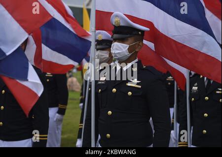 Thailändische Marineoffiziere stehen während einer Feier zum Geburtstag des Königs von 68. am 28. Juli 2020 in Sanam Luang in Bangkok, Thailand, an. (Foto von Anusak Laowias/NurPhoto) Stockfoto