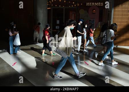 Menschen mit Schutzmasken im Einkaufszentrum in Bangkok, Thailand, 28. Juli 2020. (Foto von Anusak Laowias/NurPhoto) Stockfoto