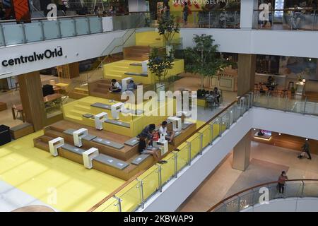 Die Leute sitzen laut einem Einkaufszentrum in Bangkok, Thailand, 28. Juli 2020. (Foto von Anusak Laowias/NurPhoto) Stockfoto