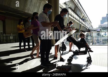 Menschen mit Schutzmasken im Einkaufszentrum in Bangkok, Thailand, 28. Juli 2020. (Foto von Anusak Laowias/NurPhoto) Stockfoto