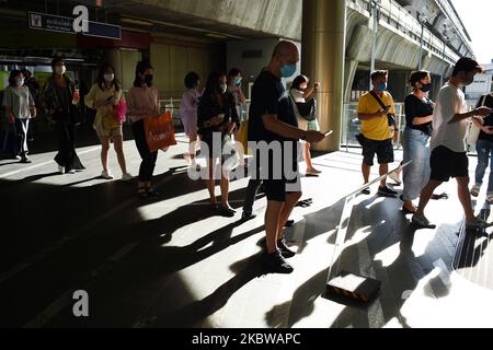 Menschen mit Schutzmasken im Einkaufszentrum in Bangkok, Thailand, 28. Juli 2020. (Foto von Anusak Laowias/NurPhoto) Stockfoto