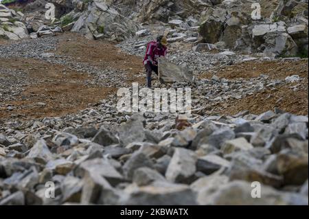 Ein traditioneller Steinminer bricht am 28. Juli 2020 in den Hügeln von Lekatu Hamlet, Palu, Provinz Central Sulawesi, Indonesien, Steine. Dutzende Bewohner des Dorfes sind auf den Bergbau angewiesen, indem sie einfache Werkzeuge verwenden und verkaufen IDR 150 Tausend pro vier Kubikmeter LKW. (Foto von Basri Marzuki/NurPhoto) Stockfoto