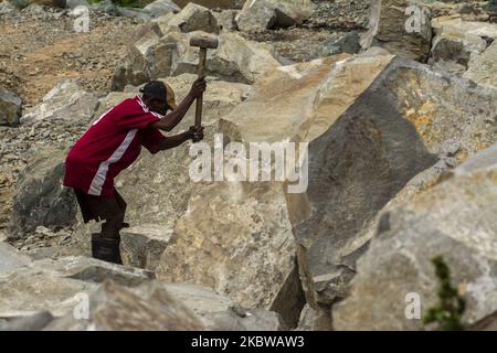 Ein traditioneller Steinminer bricht am 28. Juli 2020 in den Hügeln von Lekatu Hamlet, Palu, Provinz Central Sulawesi, Indonesien, Steine. Dutzende Bewohner des Dorfes sind auf den Bergbau angewiesen, indem sie einfache Werkzeuge verwenden und verkaufen IDR 150 Tausend pro vier Kubikmeter LKW. (Foto von Basri Marzuki/NurPhoto) Stockfoto