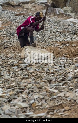 Ein traditioneller Steinminer bricht am 28. Juli 2020 in den Hügeln von Lekatu Hamlet, Palu, Provinz Central Sulawesi, Indonesien, Steine. Dutzende Bewohner des Dorfes sind auf den Bergbau angewiesen, indem sie einfache Werkzeuge verwenden und verkaufen IDR 150 Tausend pro vier Kubikmeter LKW. (Foto von Basri Marzuki/NurPhoto) Stockfoto