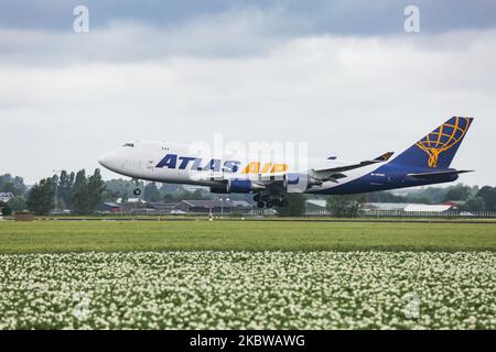 Atlas Air Boeing 747 Frachter, ein Frachtflugzeug, das beim endgültigen Anflug und der Landung mit Rauch nach der Landung am internationalen Flughafen Amsterdam Schiphol AMS EHAM in den Niederlanden am 2. Juli 2020 gesehen wurde. Der Doppeldecker Jumbo Jet, bekannt als Königin der Lüfte, arbeitet in einer Frachtausgabe mit der Registrierung N492MC, wird von 4x GE-Düsenmotoren angetrieben und hat den spezifischen Typ 747-47U(F). AtlasAir 5y GTI GIANT ist eine amerikanische Fracht- und Passagiercharter-Airlinertochter von Atlas Air Worldwide Holdings mit Sitz in Purchase, Harrison, New York, USA. Die Frachtflüge stiegen während der Stockfoto