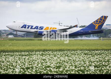 Atlas Air Boeing 747 Frachter, ein Frachtflugzeug, das beim endgültigen Anflug und der Landung mit Rauch nach der Landung am internationalen Flughafen Amsterdam Schiphol AMS EHAM in den Niederlanden am 2. Juli 2020 gesehen wurde. Der Doppeldecker Jumbo Jet, bekannt als Königin der Lüfte, arbeitet in einer Frachtausgabe mit der Registrierung N492MC, wird von 4x GE-Düsenmotoren angetrieben und hat den spezifischen Typ 747-47U(F). AtlasAir 5y GTI GIANT ist eine amerikanische Fracht- und Passagiercharter-Airlinertochter von Atlas Air Worldwide Holdings mit Sitz in Purchase, Harrison, New York, USA. Die Frachtflüge stiegen während der Stockfoto