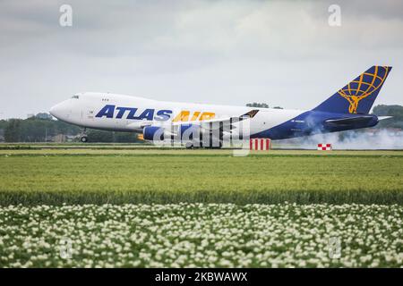 Atlas Air Boeing 747 Frachter, ein Frachtflugzeug, das beim endgültigen Anflug und der Landung mit Rauch nach der Landung am internationalen Flughafen Amsterdam Schiphol AMS EHAM in den Niederlanden am 2. Juli 2020 gesehen wurde. Der Doppeldecker Jumbo Jet, bekannt als Königin der Lüfte, arbeitet in einer Frachtausgabe mit der Registrierung N492MC, wird von 4x GE-Düsenmotoren angetrieben und hat den spezifischen Typ 747-47U(F). AtlasAir 5y GTI GIANT ist eine amerikanische Fracht- und Passagiercharter-Airlinertochter von Atlas Air Worldwide Holdings mit Sitz in Purchase, Harrison, New York, USA. Die Frachtflüge stiegen während der Stockfoto