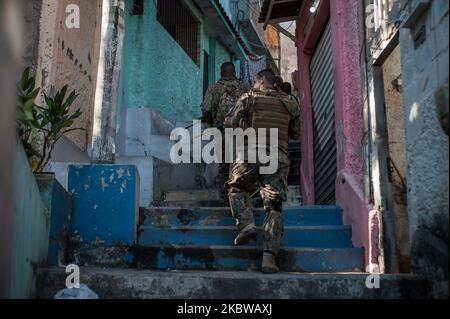 Polizeibeamte des Special Operations Bataillon (BOPE) werden während des Tages der Operation am 28. Juli 2020 in Rio De Janeiro, Brasilien, nach der Nacht des intensiven Schussfeuers auf der Rua Barao, der auf dem Hügel Sao Jose verbrannt wurde (der zuvor vom Militär dominiert wurde), gesehen. Das Hotel liegt in der Nachbarschaft der trockenen Platz im Westen der Stadt Rio de Janeiro, Brasilien, am 27. Juli 2020. (Foto von Allan Carvalho/NurPhoto) Stockfoto