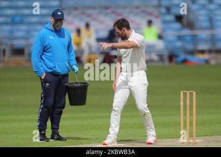 Bein Raine aus Durham und ein Mitglied des Yorkshire-Bodenpersonals in PSA-Ausrüstung während des Freundschaftsspiel zwischen Yorkshire und Durham auf dem Headingley Cricket Ground in Leeds, England, am 28. Juli 2020. (Foto von Mark Fletcher/MI News/NurPhoto) Stockfoto