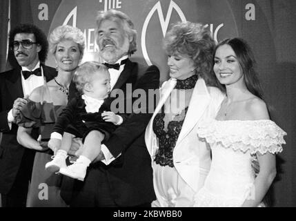 Kenny Rogers Lionel Richie, Marianne Gordon, Kenny Rogers, Christopher Rogers, Dottie West und Crystal Gayle bei den American Music Awards 1983 am 17. Januar 1983 . Quelle: Ralph Dominguez/MediaPunch Stockfoto