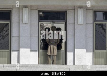 18. Februar 2017-Paju, Südkorea-nordkoreanischer Soldat öffnet seine Bürotür im Waffenstillstandsdorf Panmunjom in Paju, Südkorea. (Foto von Seung-il Ryu/NurPhoto) Stockfoto