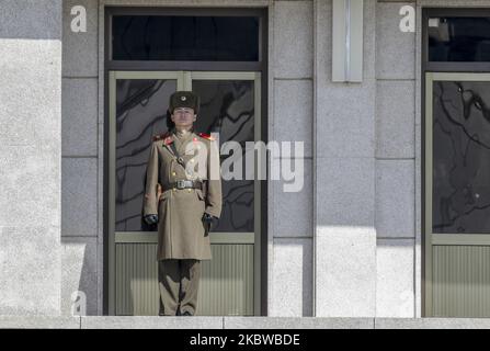 18. Februar 2017-Paju, Südkorea-nordkoreanische Soldaten bewachen ihr Büro im Waffenstillstandsdorf Panmunjom in Paju, Südkorea. (Foto von Seung-il Ryu/NurPhoto) Stockfoto