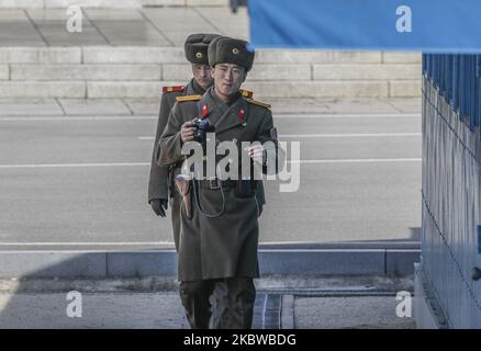 18. Februar 2017-Paju, Südkorea-nordkoreanische Soldaten in der Nähe von 38. parallel für ein Foto an den australischen Außenminister im Waffenstillstandsdorf Panmunjom in Paju, Südkorea. (Foto von Seung-il Ryu/NurPhoto) Stockfoto