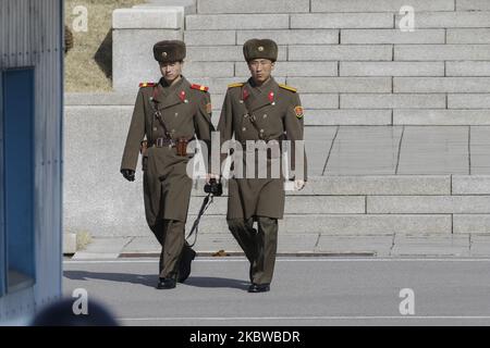 18. Februar 2017-Paju, Südkorea-nordkoreanische Soldaten in der Nähe von 38. parallel für ein Foto an den australischen Außenminister im Waffenstillstandsdorf Panmunjom in Paju, Südkorea. (Foto von Seung-il Ryu/NurPhoto) Stockfoto