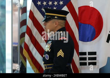 27. Juli 2019-Paju, Südkorea-UNC Honor Guard hält die Flagge der Mitglieder des Koreakrieges während einer Gedenkfeier zum 66.. Jahrestag der Unterzeichnung des koreanischen Waffenstillstandsabkommens im Waffenstillstandsdorf Panmunjom in Paju, Südkorea. (Foto von Seung-il Ryu/NurPhoto) Stockfoto