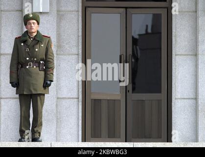 23. Februar 2005-Paju, Südkorea-Ein nordkoreanischer Soldat steht Wache im Waffenstillstandsdorf Panmunjom in der entmilitarisierten Zone (DMZ), die die beiden Koreas seit dem Koreakrieg trennt, nördlich von Seoul, Mittwoch, den 23. Februar 2005. Führende Verhandlungsführer aus den Vereinigten Staaten, Japan und Südkorea werden sich am Wochenende in Seoul zusammenfinden, um die Wiederaufnahme der Gespräche über nukleare Abrüstung mit Nordkorea zu diskutieren, nachdem der Führer des kommunistischen Landes auf einen möglichen Kompromiss hindeutete, sagten Beamte am Mittwoch. (Foto von Seung-il Ryu/NurPhoto) Stockfoto