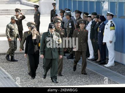 September 30,2009-Paju, Südkoreanischer UNC-Offizier und nordkoreanische Soldaten überqueren die Grenzlinie, um einen Sarg zu überprüfen, in dem der Leichnam eines nordkoreanischen Soldaten enthalten ist, der am 20. Juli im südkoreanischen Hantan-Fluss während der Repatriierungszeremonie im trennenden Grenzdorf Panmunjom (DMZ) tot aufgefunden wurde Die beiden Koreas seit dem Koreakrieg, nördlich von Seoul, Südkorea, Mittwoch, 30. September, 2009. (Foto von Seung-il Ryu/NurPhoto) Stockfoto