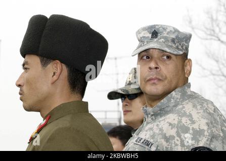 2. Dezember 2009-Paju, Südkorea – Ein zurückgeführter Nordkoreanischer Armeefeldwebel (L) wird während der Repatriierungszeremonie am 2. Dezember 2009 im Panmunjom in Südkorea gesehen. Südkoreanische Marine-Schiffe retteten einen nordkoreanischen Armeefeldwebel von einem kleinen Boot in der koreanischen Westküste. Die militärische Waffenstillstandskommission des UN-Kommandos und Mitglieder der Überwachungskommission der Neutralen Nationen interviewten den Soldaten. Während dieses Interviews beantwortete der nordkoreanische Soldat Fragen über diese Rettung und die anschließende Betreuung durch das United Nation Command und drückte auch seinen Wunsch aus, nach t zurückgeführt zu werden Stockfoto