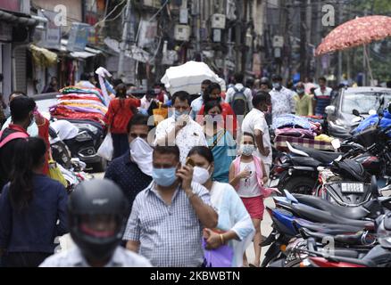 Versammlung von Menschen auf einem Markt der schicken Bazar-Gegend vor dem Eid-al-Adha-Festival, während der Unlock 2,0, in Guwahati, Assam, Indien am 28. Juli 2020. (Foto von David Talukdar/NurPhoto) Stockfoto