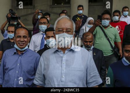 Der ehemalige malaysische Premierminister Najib Razak verlässt den Kuala Lumpur Court Complex, nachdem er am 29. Juli 2020 in Kuala Lumpur eine Kaution gezahlt hatte. Najib Razak wurde am 28. Juli zu 12 Jahren Gefängnis wegen Korruptionsvorwürfen im Zusammenhang mit dem Multi-Milliarden-Dollar-Skandal von 1MDB verurteilt, der vor zwei Jahren zum Sturz seiner Regierung führte. (Foto von Mohd Firdaus/NurPhoto) Stockfoto
