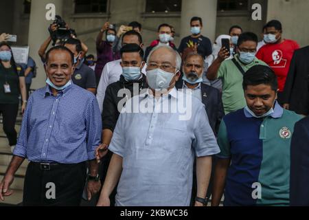 Der ehemalige malaysische Premierminister Najib Razak verlässt den Kuala Lumpur Court Complex, nachdem er am 29. Juli 2020 in Kuala Lumpur eine Kaution gezahlt hatte. Najib Razak wurde am 28. Juli zu 12 Jahren Gefängnis wegen Korruptionsvorwürfen im Zusammenhang mit dem Multi-Milliarden-Dollar-Skandal von 1MDB verurteilt, der vor zwei Jahren zum Sturz seiner Regierung führte. (Foto von Mohd Firdaus/NurPhoto) Stockfoto