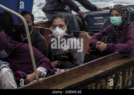 Bewohner tragen am 29. Juli 2020 verschiedene Arten auf abgelegenen Inseln in der Stadt Batam, Riau Islands, Indonesien. Präsident Joko Widodo forderte alle Bewohner, die außerhalb des Hauses ziehen, auf, Masken zu tragen, da nach Angaben der Weltgesundheitsorganisation oder DER WHO Masken die Ausbreitung des COVID-19-Ausbruchs verhindern können, da viele Menschen, die sich mit dem Corona-Virus infiziert haben, keine Krankheitssymptome aufweisen (Foto: Teguh Prihatna/NurPhoto) Stockfoto