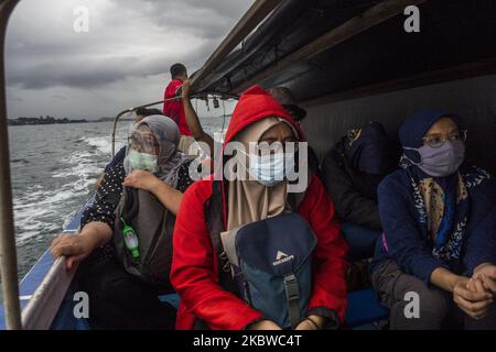 Bewohner tragen am 29. Juli 2020 verschiedene Arten auf abgelegenen Inseln in der Stadt Batam, Riau Islands, Indonesien. Präsident Joko Widodo forderte alle Bewohner, die außerhalb des Hauses ziehen, auf, Masken zu tragen, da nach Angaben der Weltgesundheitsorganisation oder DER WHO Masken die Ausbreitung des COVID-19-Ausbruchs verhindern können, da viele Menschen, die sich mit dem Corona-Virus infiziert haben, keine Krankheitssymptome aufweisen (Foto: Teguh Prihatna/NurPhoto) Stockfoto