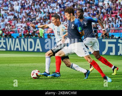 Angel Di Maria aus Argentinien, der am 30. Juni 2018 in der Kazan Arena in Kazan, Russland, am Spiel der FIFA Fußball-Weltmeisterschaft Frankreich gegen Argentinien an Benjamin Pavard aus Frankreich und Paul Pogba aus Frankreich vorbeiging. (Foto von Ulrik Pedersen/NurPhoto) Stockfoto