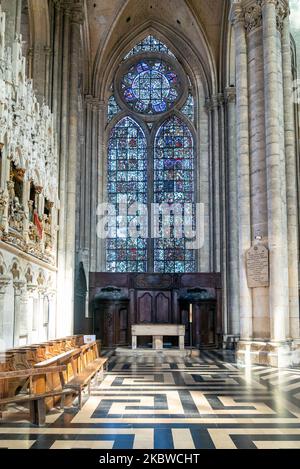 Amiens, Frankreich - 12. September 2022: Altar in den Seitenkapellen der historischen Kathedrale von Amiens Stockfoto