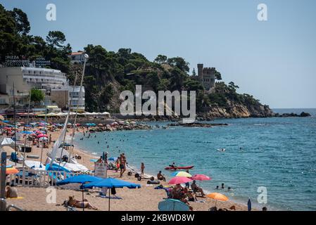 Blick auf das Schloss am Strand von Lloret de Mar. Die Sommersaison in Lloret de Mar ist schlecht, nachdem einige Länder wie Holland, Frankreich, Großbritannien oder Belgien ihren Bürgern rät, wegen der hohen Anzahl von Coronavirus-Fällen in den letzten Wochen nicht nach Katalonien zu gehen. Am 29. Juli 2020 in Lloret de Mar, Spanien. (Foto von Adrià Salido Zarco/NurPhoto) Stockfoto