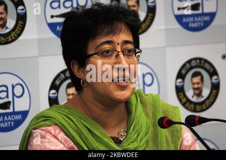 Atishi, MLA der Aam Aadmi Party (AAP) aus Kalkaji während der Pressekonferenz am 29. Juli im AAP-Hauptquartier am DDU Marg in NEU-Delhi, 2020 in Bezug auf c hat der Bürgermeister der North Delhi Municipal Corporation und BJP-Ratsmitglied Yogesh Kumar Verma ihr und Raghav Chadha eine Verleumdungsmitteilung über RS 1 crore geschickt. Sie sagte, dass die rechtliche Benachrichtigung eine Reaktion auf eine Pressekonferenz war, auf der die Partei die Frage der angeblichen Nichtzahlung der Gehälter an ortsansässige Ärzte in zwei NDMC-geführten Krankenhäusern ansprach. (Foto von Mayank Makhija/NurPhoto) Stockfoto