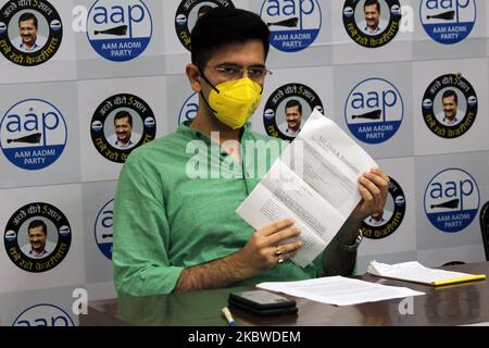 Raghav Chadha, MLA der Aam Aadmi Party (AAP) von Rajinder Nagar während der Pressekonferenz am 29. Juli im AAP-Hauptquartier am DDU Marg in NEU-Delhi, 2020 in Bezug auf die strafrechtliche Verleumdungsmitteilung des Hausführers der North Delhi Municipal Corporation und des BJP-Ratsmitglieds Yogesh Kumar Verma über RS 1 Crore an ihn und Atishi. Er sagte, dass die rechtliche Benachrichtigung eine Reaktion auf eine Pressekonferenz sei, auf der die Partei die Frage der angeblichen Nichtzahlung von Gehältern an ortsansässige Ärzte in zwei NDMC-geführten Krankenhäusern ansprach. (Foto von Mayank Makhija/NurPhoto) Stockfoto