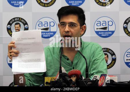 Raghav Chadha, MLA der Aam Aadmi Party (AAP) von Rajinder Nagar während der Pressekonferenz am 29. Juli im AAP-Hauptquartier am DDU Marg in NEU-Delhi, 2020 in Bezug auf die strafrechtliche Verleumdungsmitteilung des Hausführers der North Delhi Municipal Corporation und des BJP-Ratsmitglieds Yogesh Kumar Verma über RS 1 Crore an ihn und Atishi. Er sagte, dass die rechtliche Benachrichtigung eine Reaktion auf eine Pressekonferenz sei, auf der die Partei die Frage der angeblichen Nichtzahlung von Gehältern an ortsansässige Ärzte in zwei NDMC-geführten Krankenhäusern ansprach. (Foto von Mayank Makhija/NurPhoto) Stockfoto