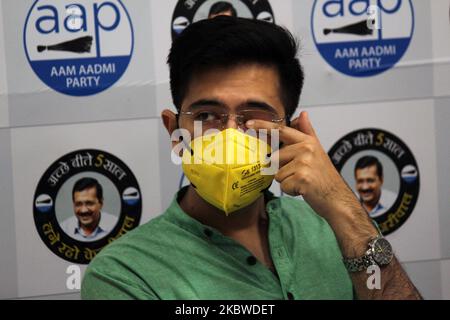 Raghav Chadha, MLA der Aam Aadmi Party (AAP) von Rajinder Nagar während der Pressekonferenz am 29. Juli im AAP-Hauptquartier am DDU Marg in NEU-Delhi, 2020 in Bezug auf die strafrechtliche Verleumdungsmitteilung des Hausführers der North Delhi Municipal Corporation und des BJP-Ratsmitglieds Yogesh Kumar Verma über RS 1 Crore an ihn und Atishi. Er sagte, dass die rechtliche Benachrichtigung eine Reaktion auf eine Pressekonferenz sei, auf der die Partei die Frage der angeblichen Nichtzahlung von Gehältern an ortsansässige Ärzte in zwei NDMC-geführten Krankenhäusern ansprach. (Foto von Mayank Makhija/NurPhoto) Stockfoto