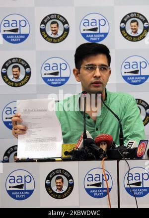 Raghav Chadha, MLA der Aam Aadmi Party (AAP) von Rajinder Nagar während der Pressekonferenz am 29. Juli im AAP-Hauptquartier am DDU Marg in NEU-Delhi, 2020 in Bezug auf die strafrechtliche Verleumdungsmitteilung des Hausführers der North Delhi Municipal Corporation und des BJP-Ratsmitglieds Yogesh Kumar Verma über RS 1 Crore an ihn und Atishi. Er sagte, dass die rechtliche Benachrichtigung eine Reaktion auf eine Pressekonferenz sei, auf der die Partei die Frage der angeblichen Nichtzahlung von Gehältern an ortsansässige Ärzte in zwei NDMC-geführten Krankenhäusern ansprach. (Foto von Mayank Makhija/NurPhoto) Stockfoto