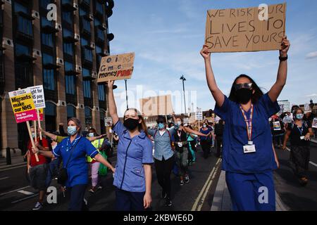 Mitarbeiter des nationalen Gesundheitsdienstes (NHS) protestieren gegen ihren Ausschluss von einer kürzlich angekündigten Gehaltserhöhung im öffentlichen Sektor und marschieren am 29. Juli 2020 auf den Parliament Square in Richtung Downing Street in London, England. Rund 900.000 Beschäftigte des öffentlichen Sektors in ganz Großbritannien werden in diesem Jahr als Geste des Dankes des Finanzministeriums für ihre Bemühungen während der Coronavirus-Pandemie eine überhöhte Gehaltssteigerung erhalten. Innerhalb des NHS werden Ärzte und Zahnärzte von den Aufschwungs profitieren, aber Krankenschwestern und andere Mitarbeiter vor Ort wurden aufgrund eines dreijährigen Tarifverhandlens, den sie 2018 ausgehandelt haben, ausgeschlossen. Pflegeaktivisten Stockfoto