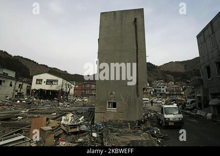 25. März 2011-Kamaishi, Japan-Ein Blick auf Trümmer und Schlamm, die beim Tsunami bedeckt wurden zerstörte Minenstadt in Kamaishi am 25. März 2011, Japan. Am 11. März 2011 ereignete sich in Japan ein Erdbeben mit einer Magnitude von 9,0, dem größten in der Geschichte des Landes und einem der fünf mächtigsten, die jemals auf der ganzen Welt verzeichnet wurden. Innerhalb einer Stunde nach dem Erdbeben wurden die Städte, die das Ufer säumten, durch einen massiven Tsunami abgeflacht, der durch die Energie verursacht wurde, die durch das Erdbeben freigesetzt wurde. Mit Wellen von bis zu vier oder fünf Metern Höhe stürzten sie durch Häuser, Städte und Felder der Zivilbevölkerung. (Foto von Seung-il Ryu/NurPhoto) Stockfoto