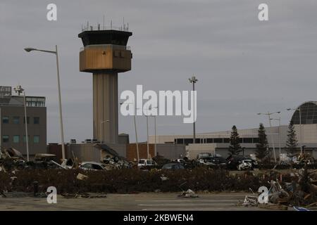 22. März 2011-Sendai, Japan-Ein Blick auf Trümmer und Schlamm, die beim Tsunami bedeckt wurden, der am 22. März 2011 den zerstörten Flughafen in Sendai traf. Am 11. März 2011 ereignete sich in Japan ein Erdbeben mit einer Magnitude von 9,0, dem größten in der Geschichte des Landes und einem der fünf mächtigsten, die jemals auf der ganzen Welt verzeichnet wurden. Innerhalb einer Stunde nach dem Erdbeben wurden die Städte, die das Ufer säumten, durch einen massiven Tsunami abgeflacht, der durch die Energie verursacht wurde, die durch das Erdbeben freigesetzt wurde. Mit Wellen von bis zu vier oder fünf Metern Höhe stürzten sie durch Häuser, Städte und Felder der Zivilbevölkerung. (Foto von Seung-il Ryu/NurPhoto) Stockfoto